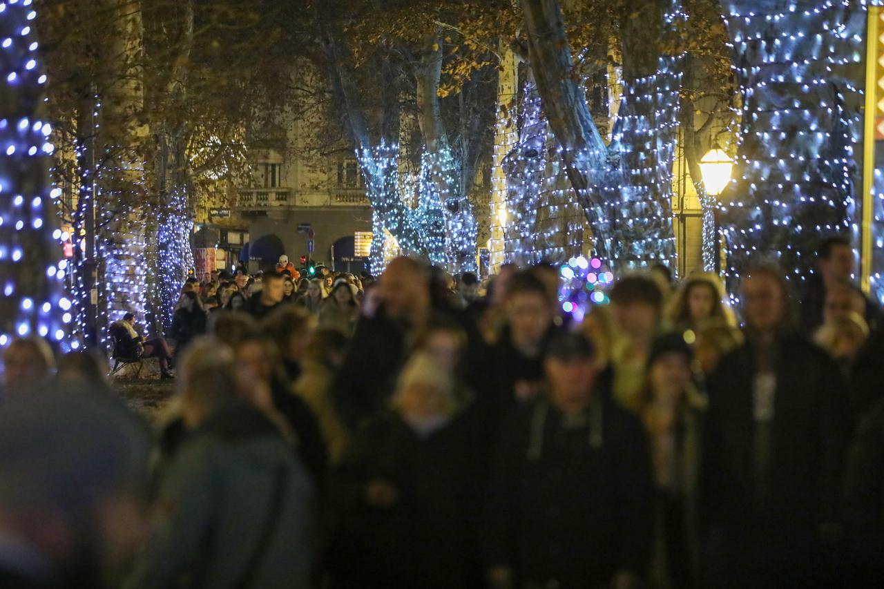 Zagreb: Velika gužva na Adventu na Štefanje