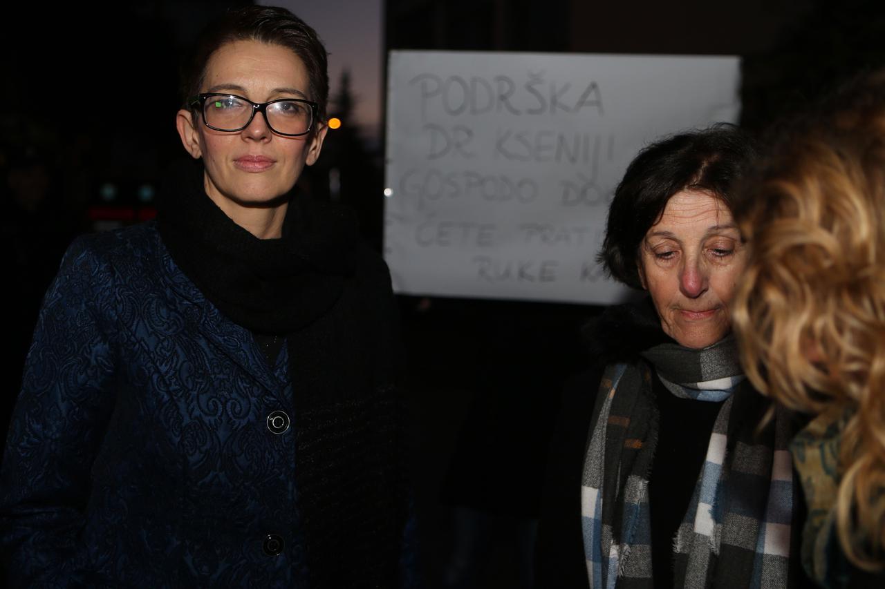 Metković: Ispred Doma zdravlja održan skup podrške za doktoricu Kseniju Kaleb (lijevo)