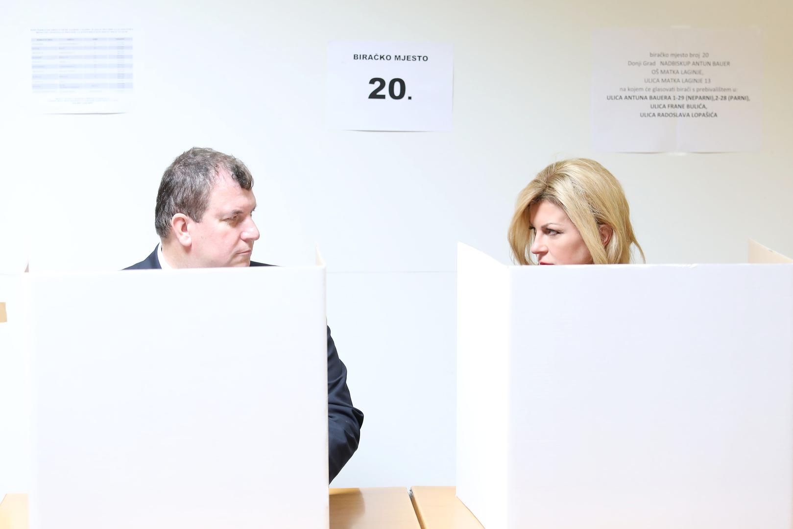 Zagreb: Predsjednica Grabar Kitarović u pratnji supruga Jakova glasovala na EU izborima