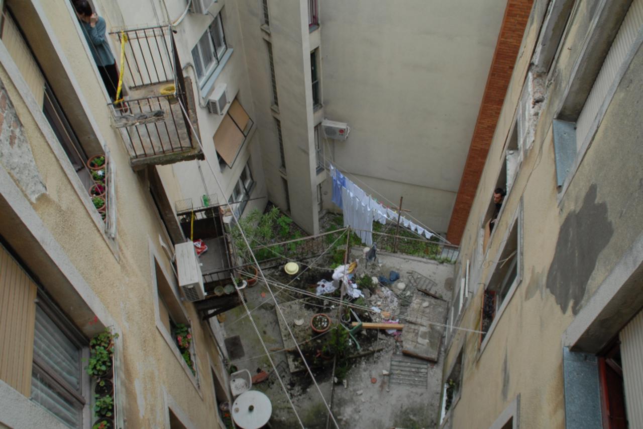 '04.5.2010.,-Pula -U zgradi koja se nalazu u Trscanskoj ulici -broj 7  sa unutrasnje strane zgrade urusio se balkon sa visine drugoga kata.Zena prezivljela u tskom stanju u bolnici Photo: Dusko Marusi