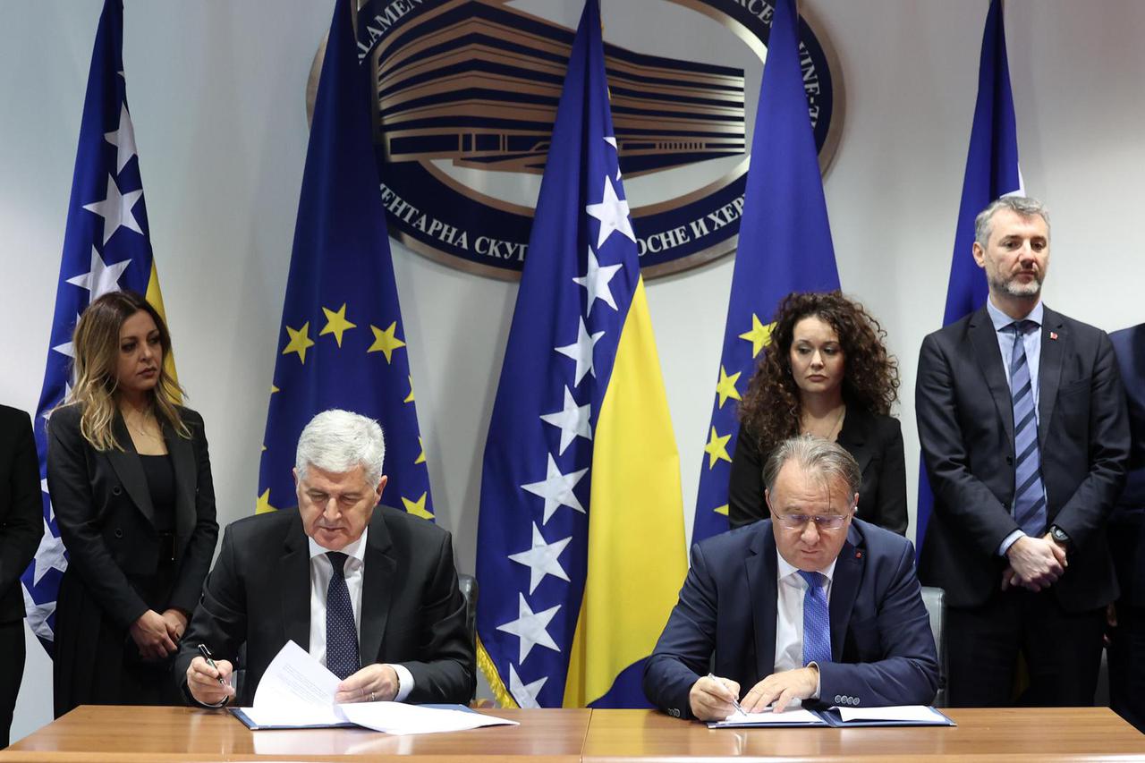 Sarajevo: Dragan Čović i Nermin Nikšić  koji predstavlja Osmorku potpisali su sporazum o formiranju vlasti na federalnom nivou
