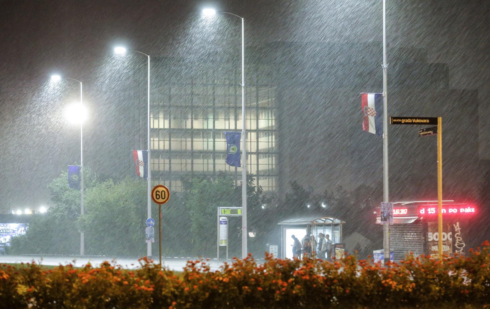 Grmljavinsko nevrijeme praćeno jakom kišom pogodilo je Zagreb u večernjim satima.