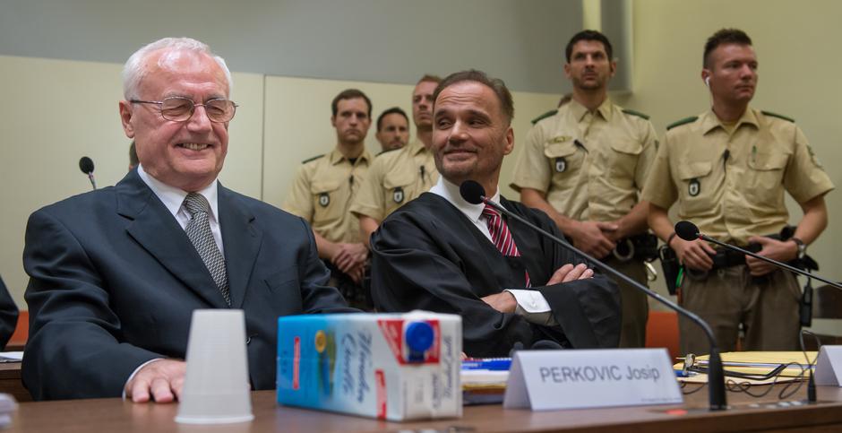 Former Yugoslavian secret service general Josip Perkovic (L) sits next to his lawyer Anto Nobilo (R) in a courtroom at the Higher Regional Court in Munich, Germany, 17 October 2014. He is accused of ordering the murder of Croation dissident Stjepan Dureko