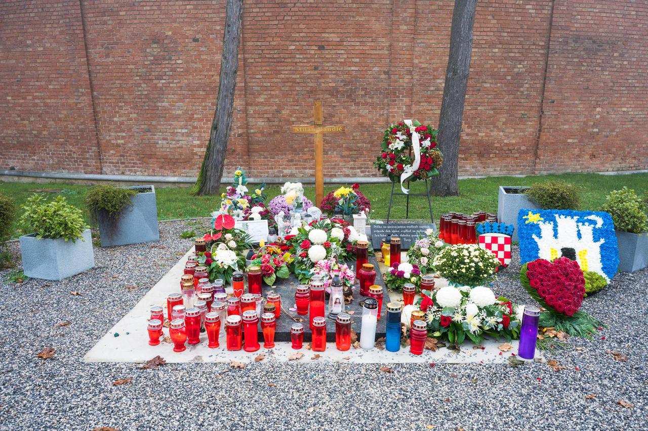 Zagreb: Cvijeće i svijeće na grobu bivšeg gradonačelnika Milana Bandića 