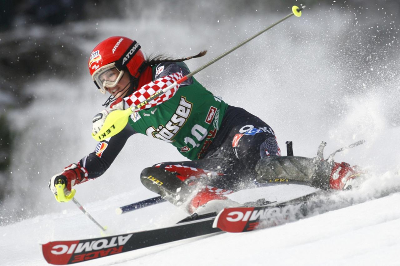 'Croatia\'s Ana Jelusic clears a gate during the first run of the women\'s slalom world cup race in Lienz December 29, 2009. REUTERS/Dominic Ebenbichler (AUSTRIA - Tags: SPORT SKIING)'