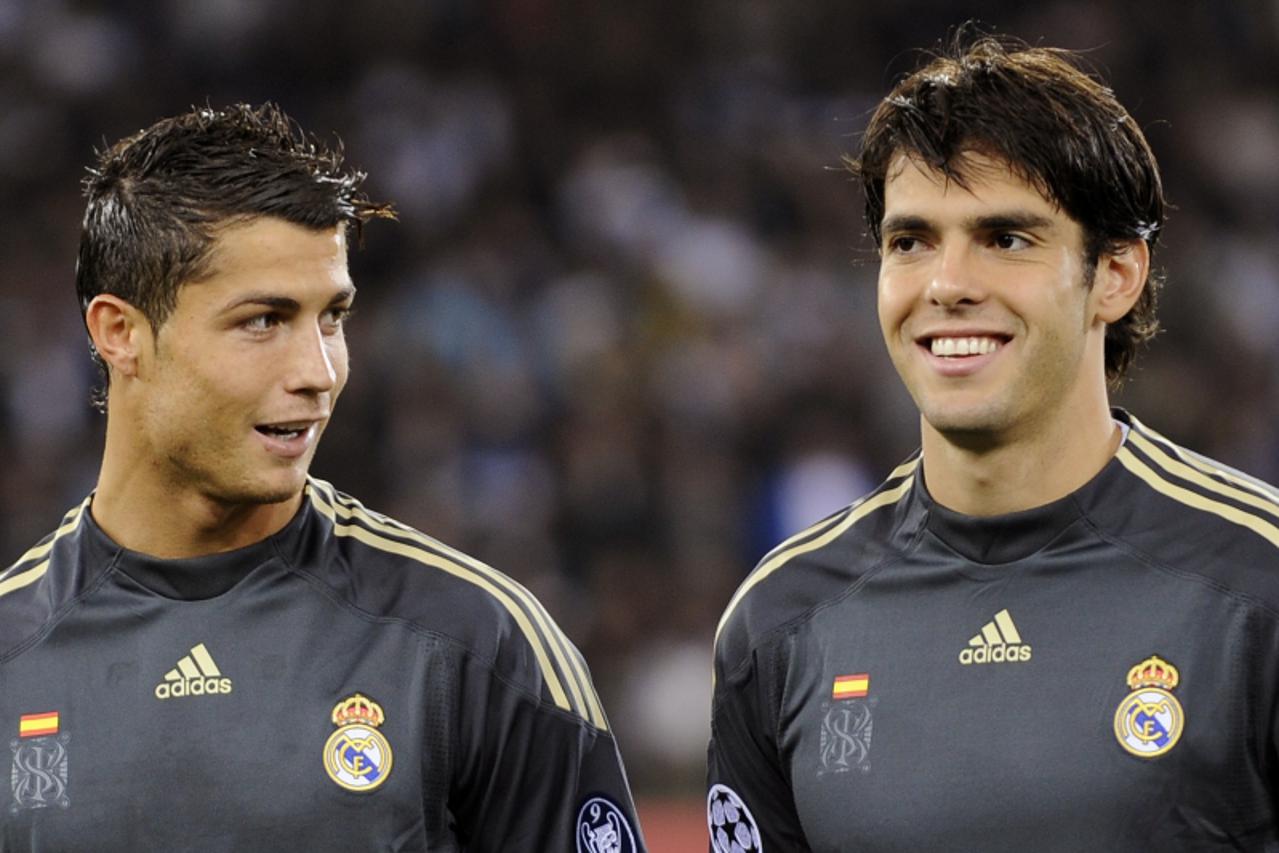 'Real Madrid\'s Cristiano Ronaldo (L) talks to his teammate Kaka prior to their Champions League football game versus FC Zurich on September 15, 2009 in Zurich. Real Madrid won 5-2.    AFP PHOTO / FAB