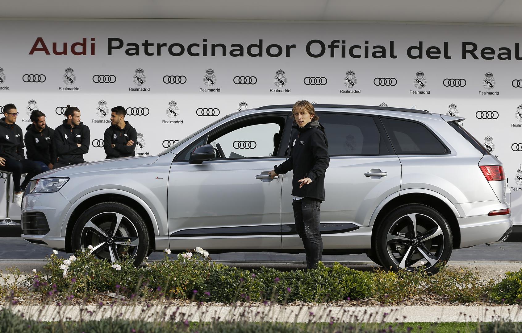 Luka Modrić dobio je od sponzora Audi Q7 Sport vrijedan 700.000 kuna. Isti automobil dobio je i Mateo Kovačić.