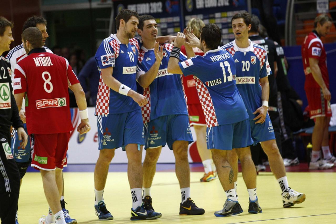 'Croatia\'s players celebrate their victory against Norway at the end of their Men\'s European Handball Championship Group D match in Vrsac January 20, 2012. REUTERS/Ivan Milutinovic (SERBIA - Tags: S