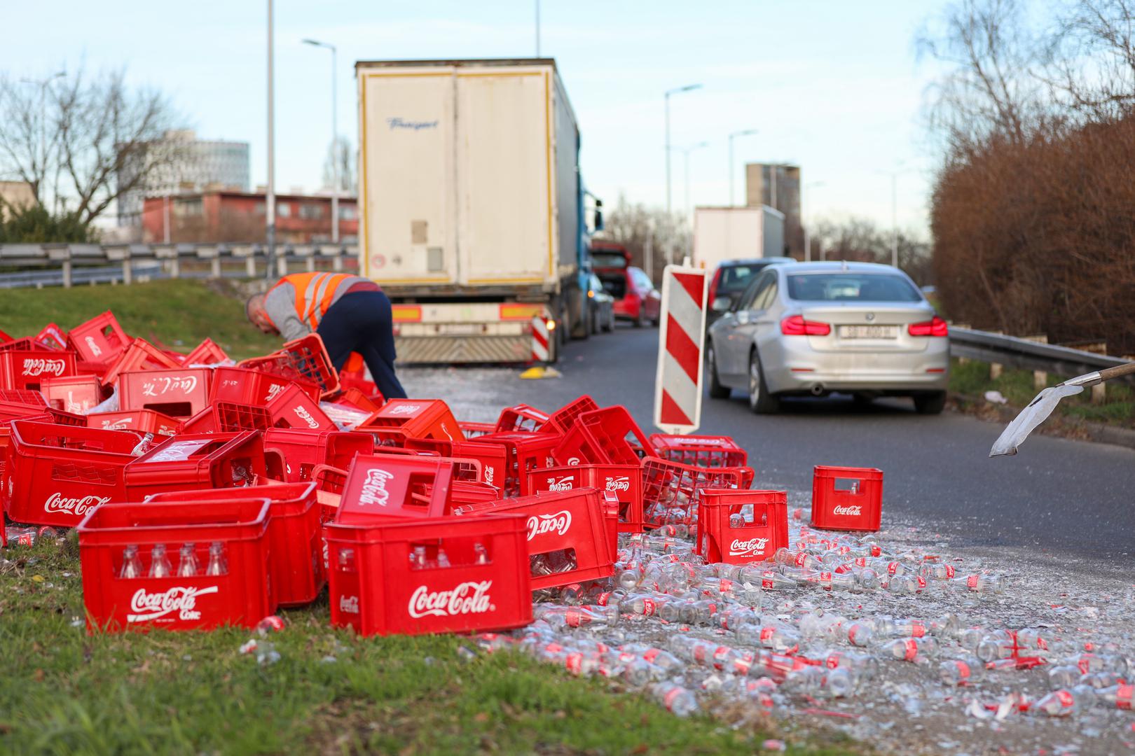 Nesvakidašnji prizor zabilježen je danas na križanju Držićeve i Slavonske u Zagrebu. Iz kamiona su izletjele gajbe s gaziranim pićem Coca-Cola te su se stotine staklenih bočica razletjele po cesti.