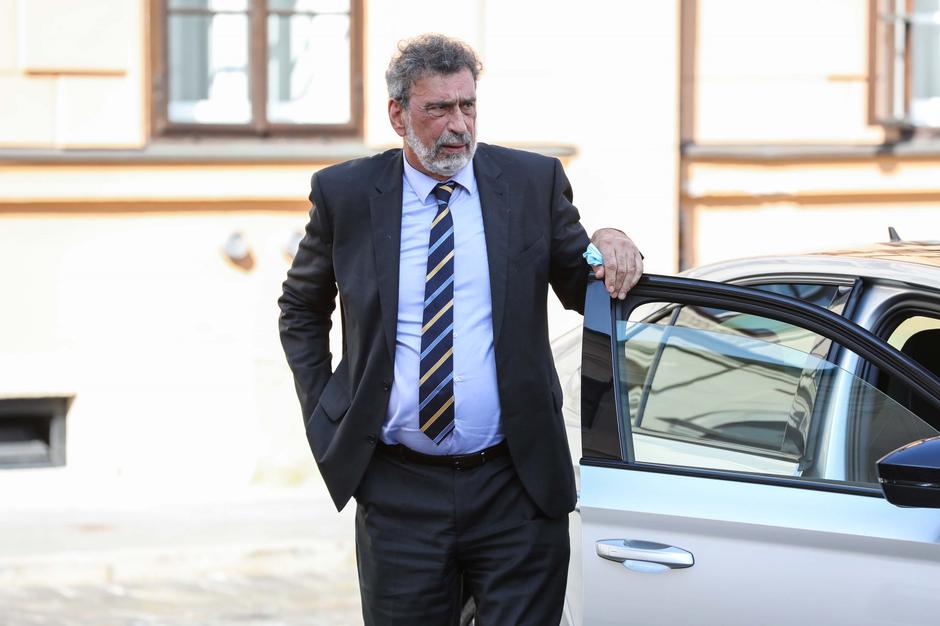 Zagreb: Ministar Radovan Fuchs dolazi na sjednicu Vlade