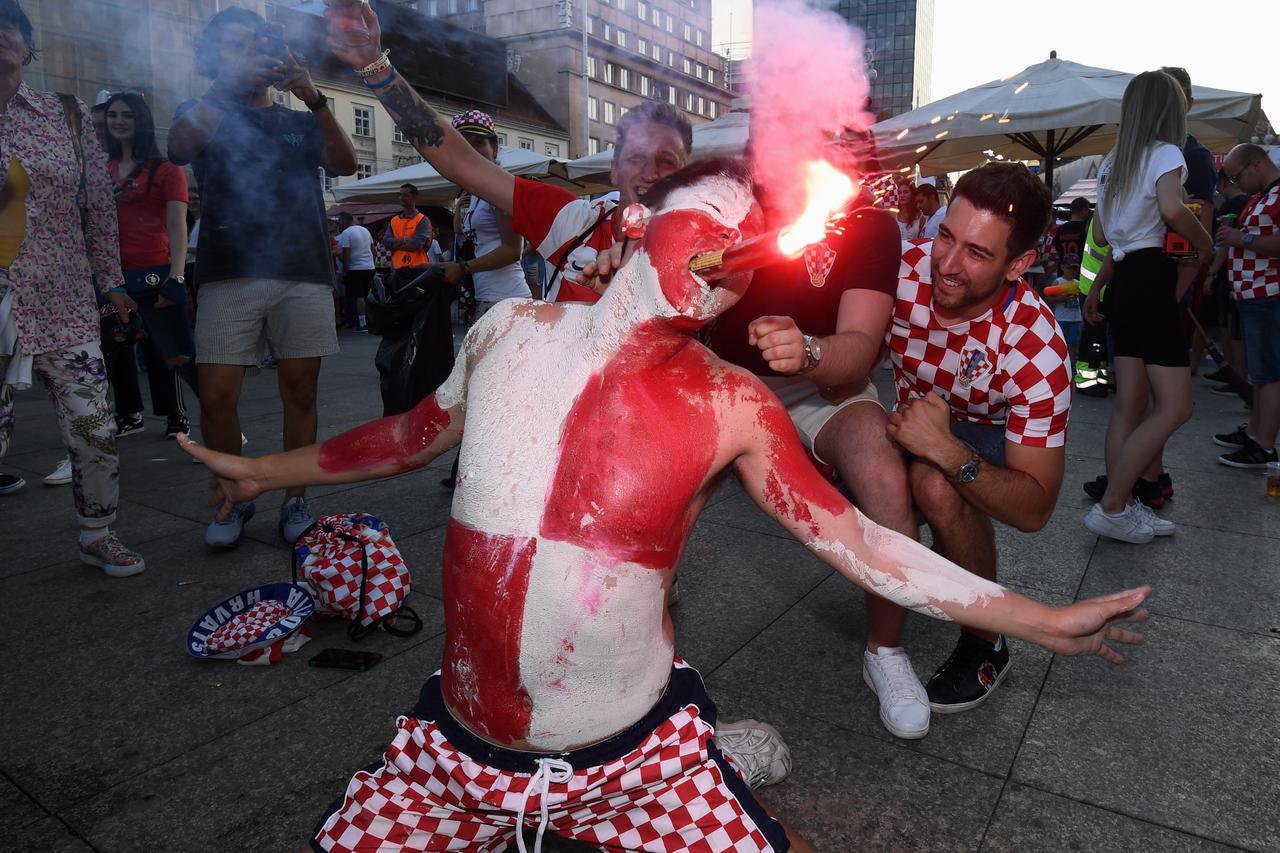 Zagreb: S bakljom u ustima i obojanim tijelom navijao na glavnom Trgu za Modrića
