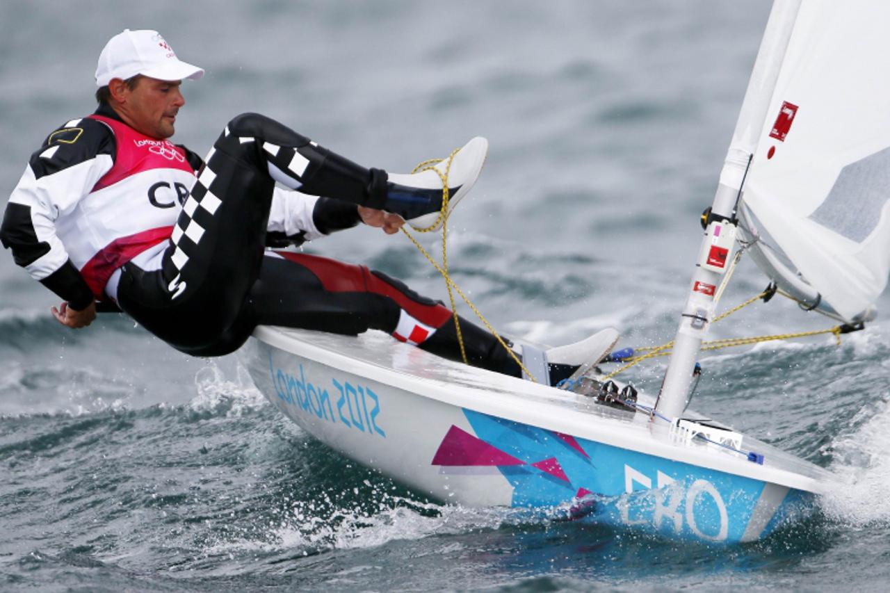 'Croatia\'s Tonci Stipanovic sails during the ninth race of the Laser sailing class at the London 2012 Olympic Games in Weymouth and Portland, southern England, August 4, 2012. REUTERS/Pascal Lauener 