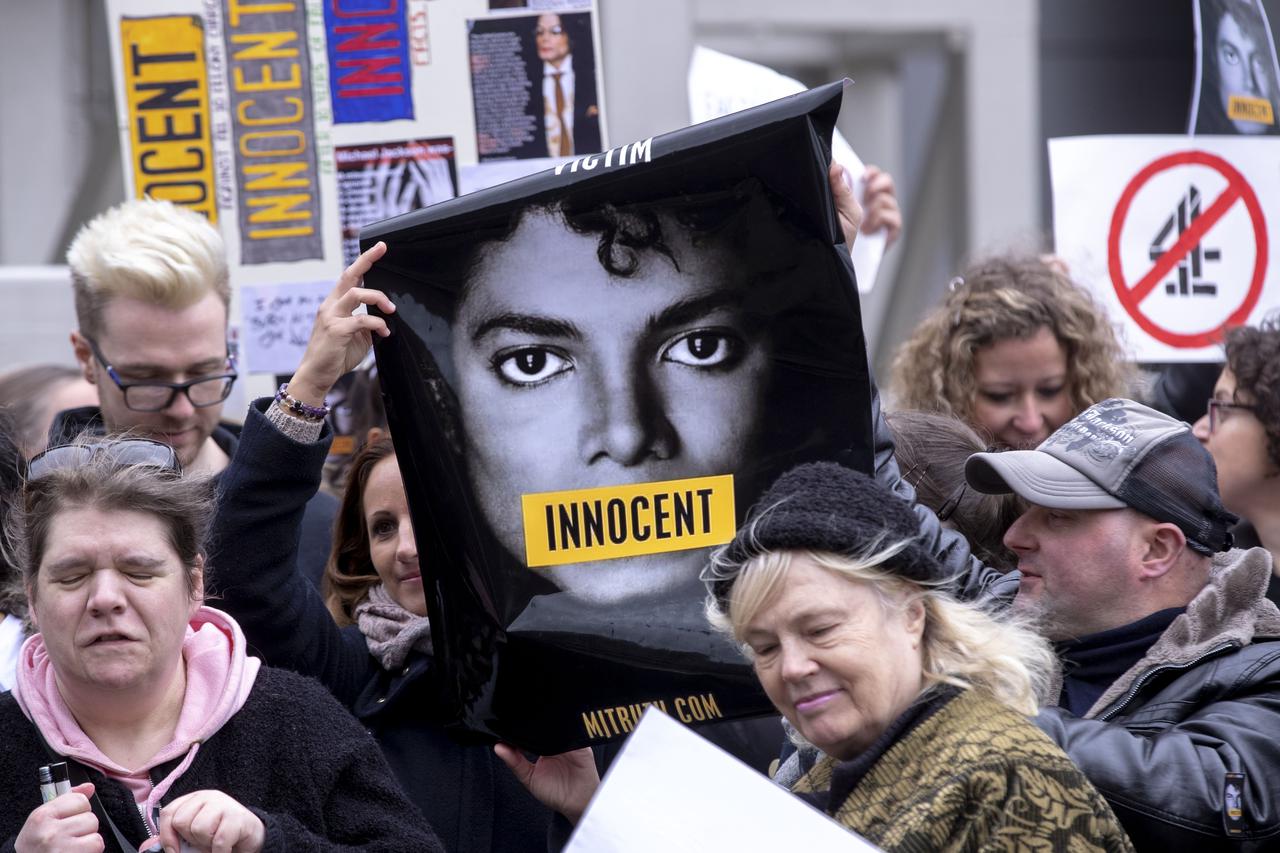 Fanovi Michaela Jacksona prosvjeduju ispred Channel 4 uoči emitiranja dokumentarca