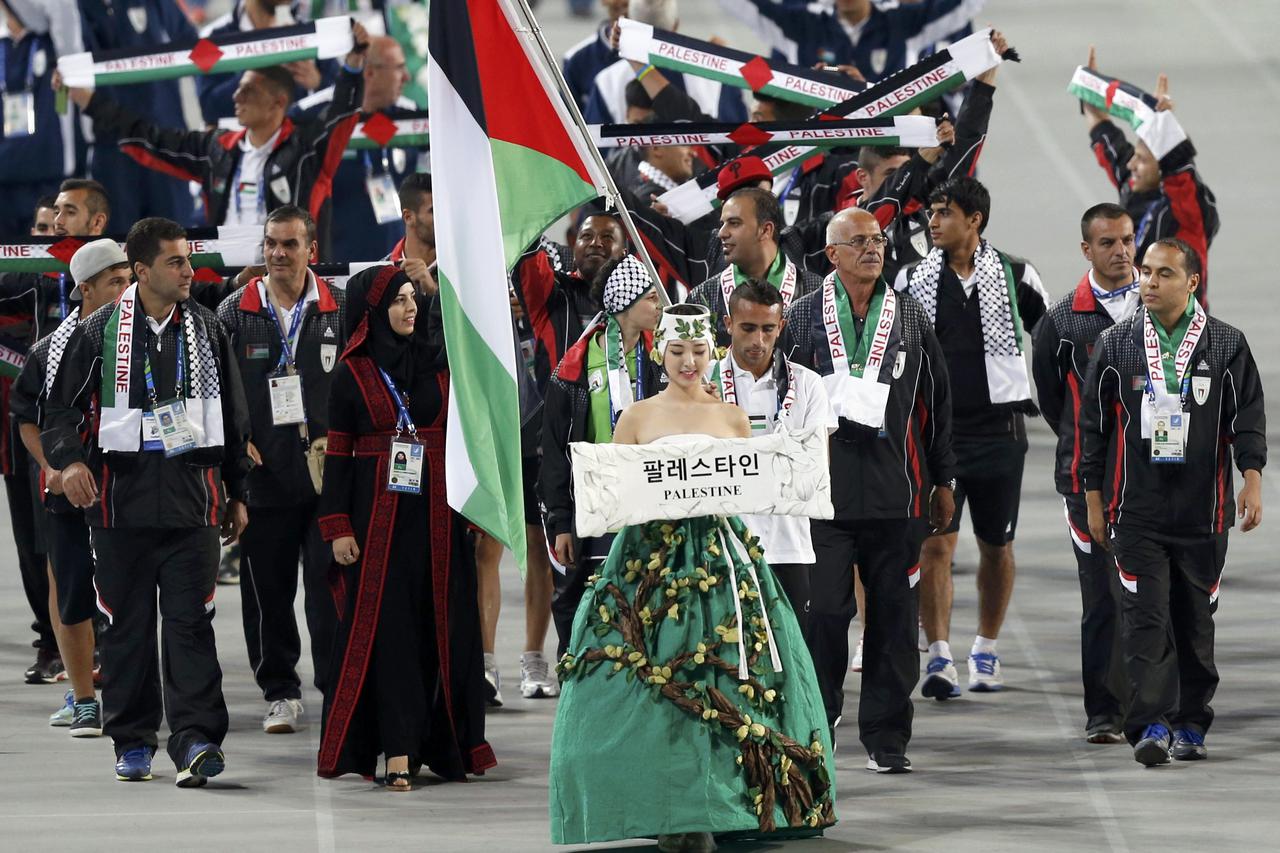 Flag bearer of Palestine Ahmad Maher leads the team into the Opening Ceremony of the 17th Asian Games in Incheon September 19, 2014.   REUTERS/Issei Kato (SOUTH KOREA  - Tags: SPORT ENTERTAINMENT)