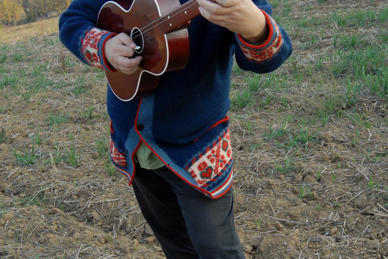 28.10.2011., Gradiste - Poznati pjevac Sima Jovanovac u svom rodnom mjestu.  Foto:Goran Ferbezar/Pixsell