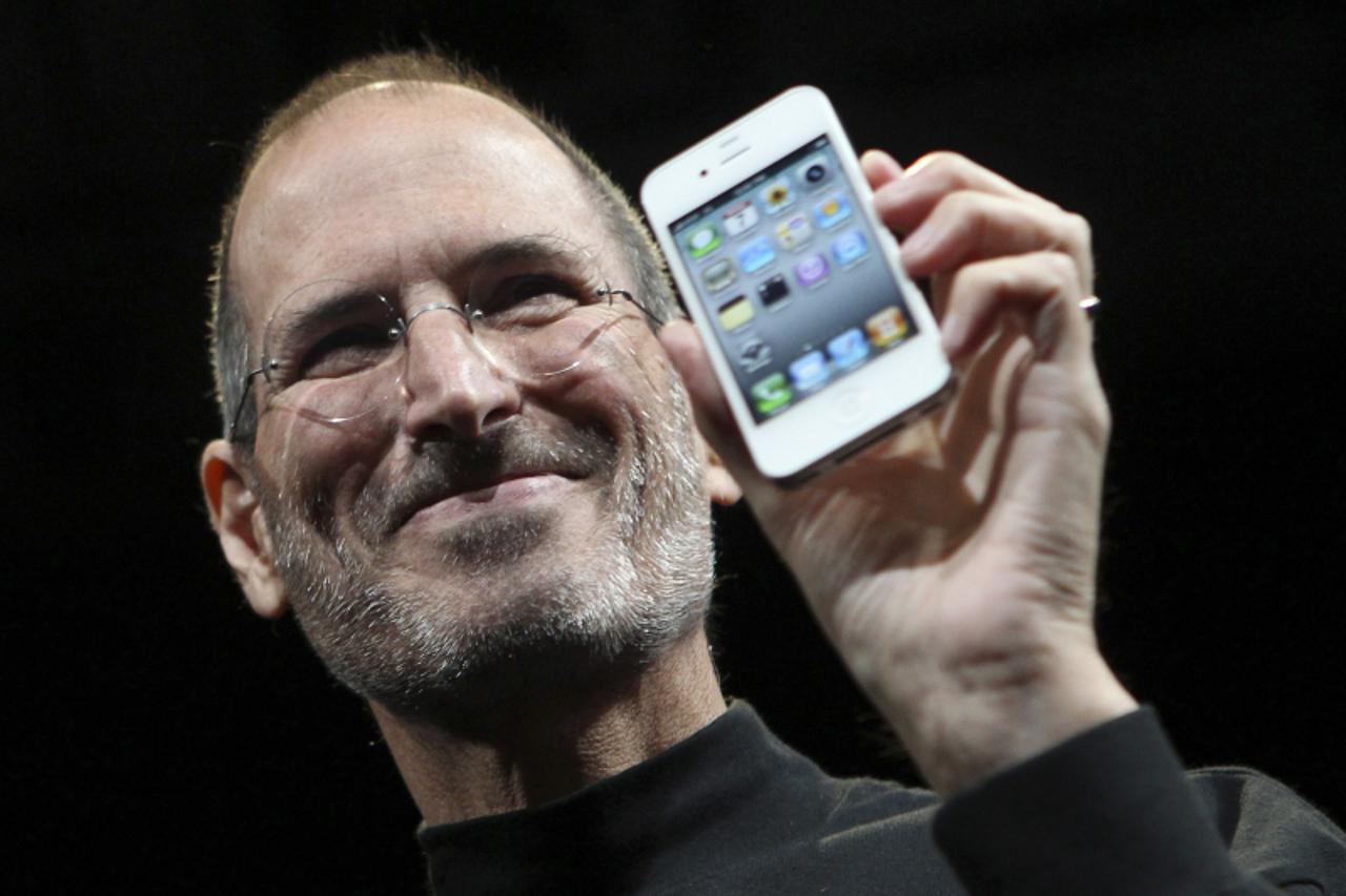 'Apple CEO Steve Jobs poses with the new iPhone 4 during the Apple Worldwide Developers Conference in San Francisco, California in this June 7, 2010 file photo. Apple Inc co-founder and former CEO Ste