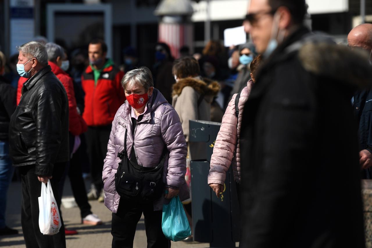 Zagreb: Iako broj zaraženih raste, građani dolaskom toplijeg vremena sve manje nose maske