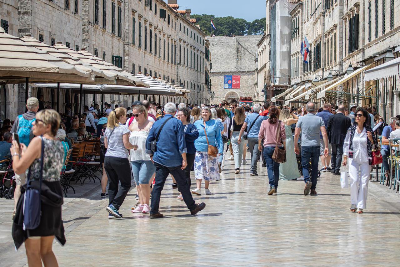Dubrovnik: Turisti iskoristili sunčan dan za šetnju gradom ili sunčanje na plaži