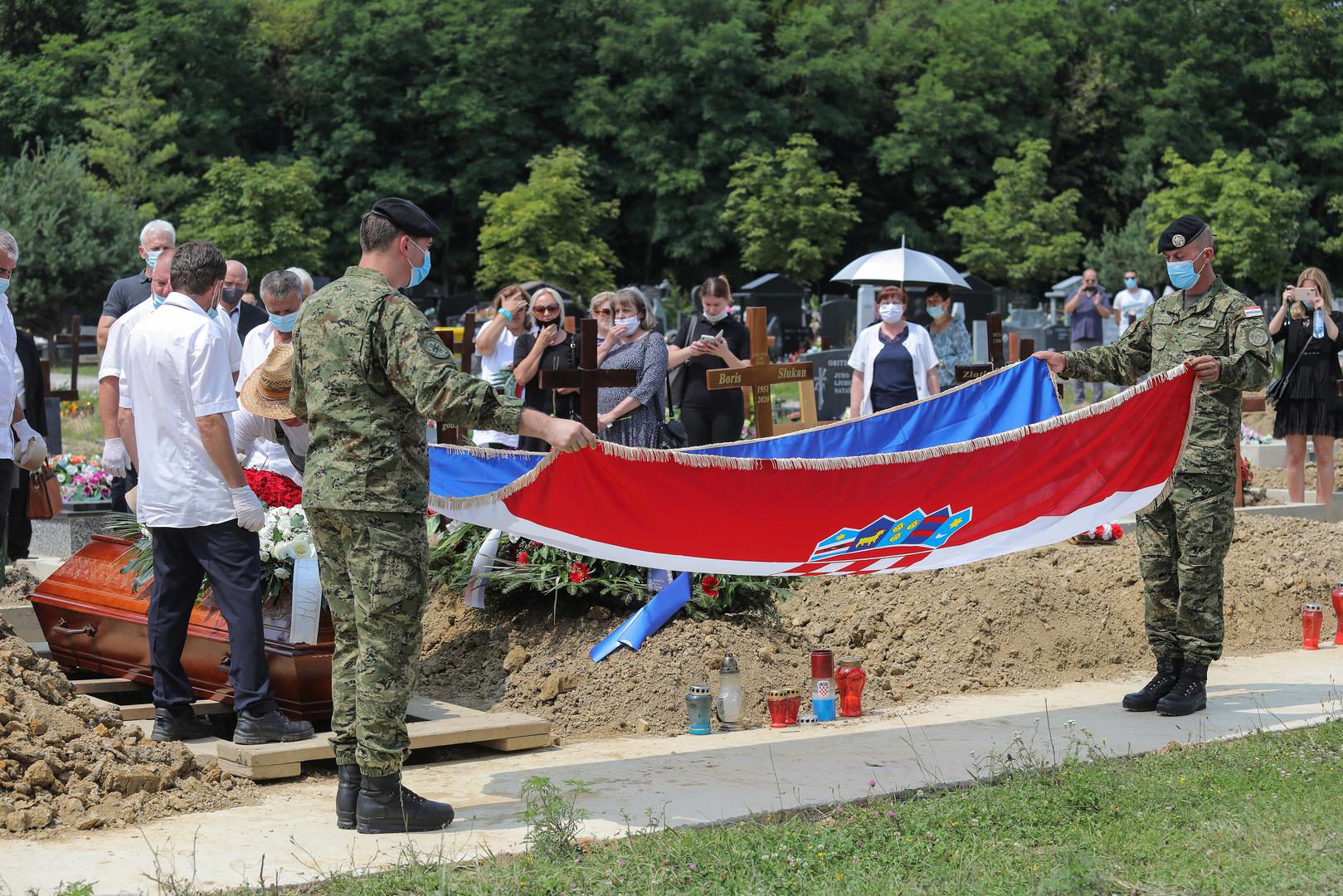 Nakon sprovoda neutješna  Pavlovićeva kći Dorotea dobila je hrvatsku zastavu iz ruku vojnika. 