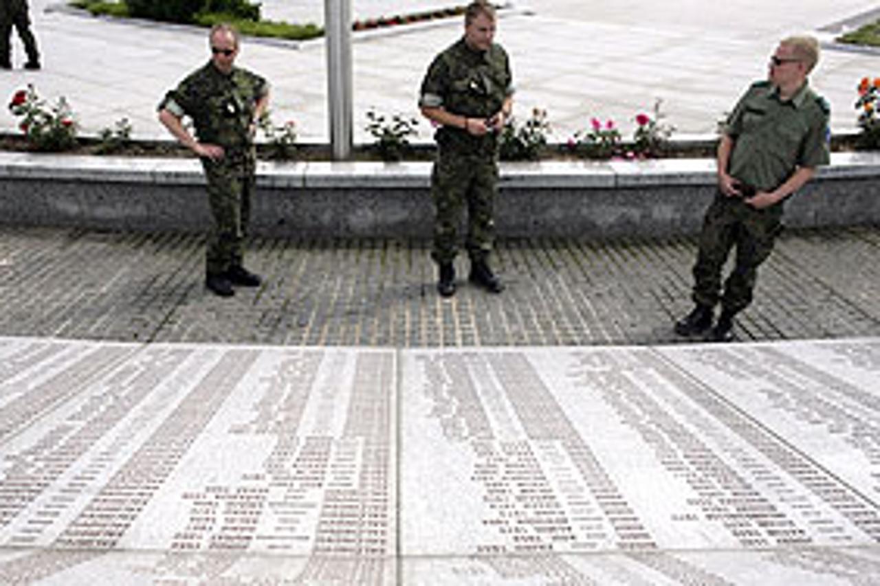 Pripadnici današnjih europskih mirovnih snaga u Bosni u posjetu Memorijalnom centru u Potočarima 