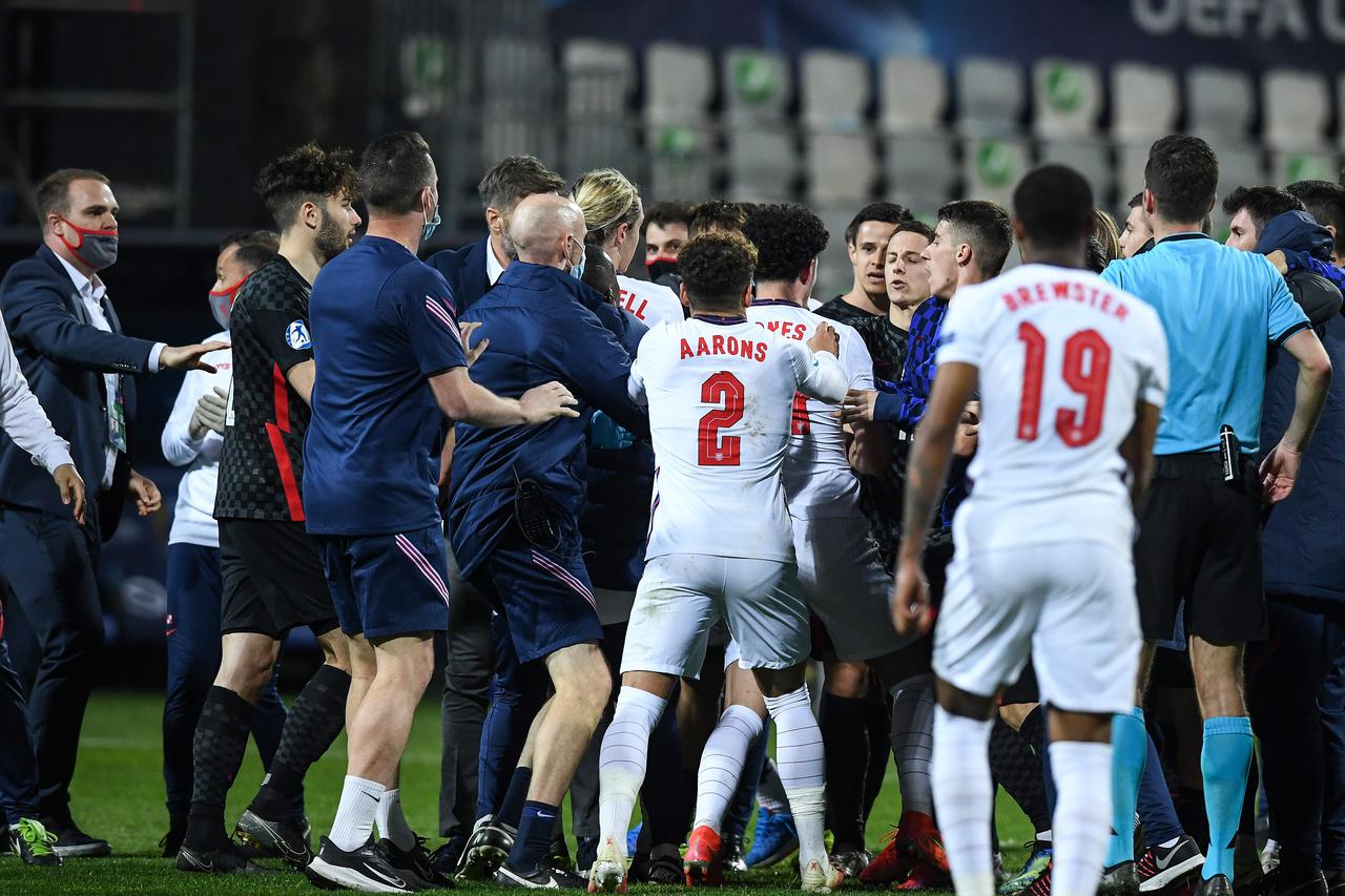 Šokirani Englezi pokušali se sukobiti s hrvatskim igračima tijekom slavlja