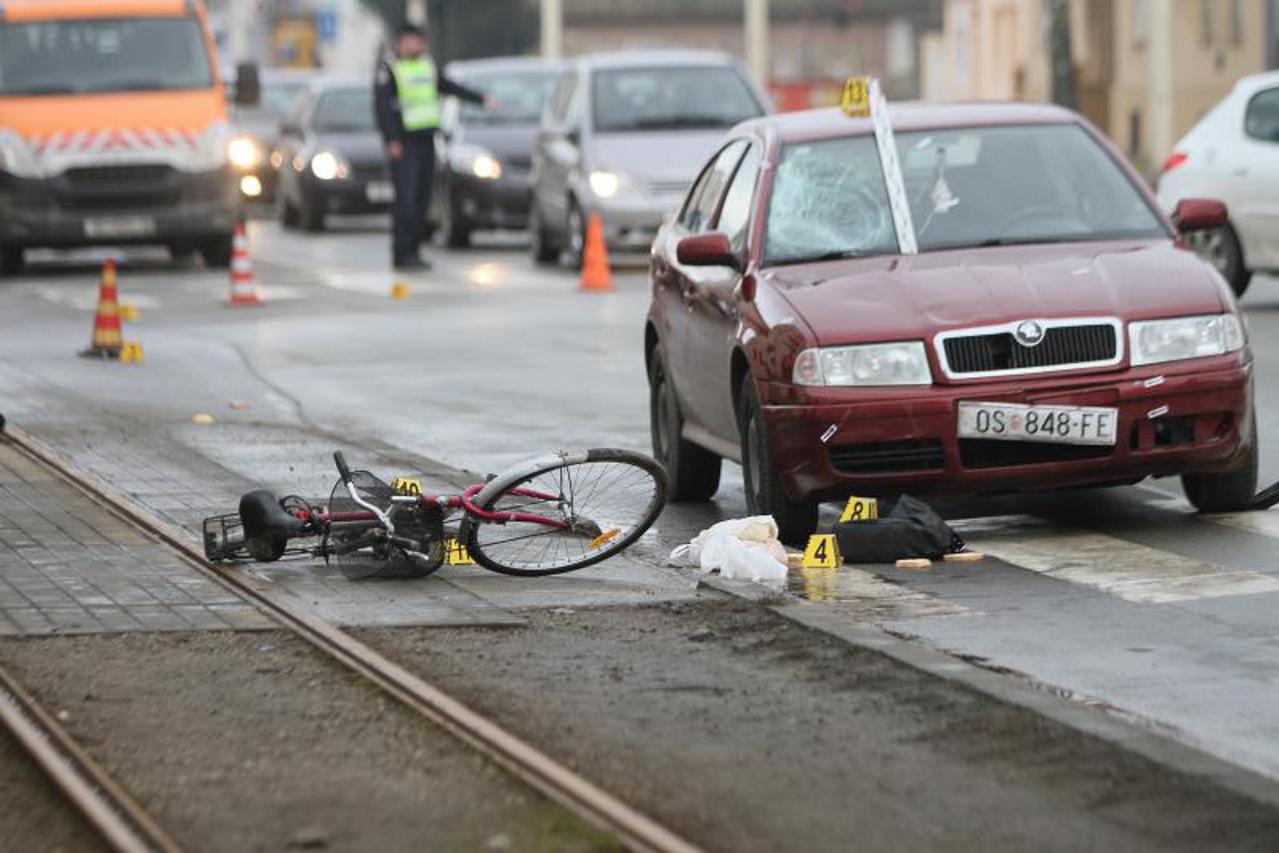 Automobil u Osijeku naletio na biciklisticu