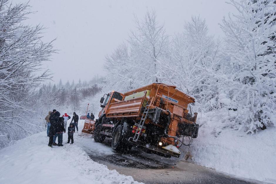 Zagreb: Snijeg koji je napadao na Sljemenu zadao je probleme građanima