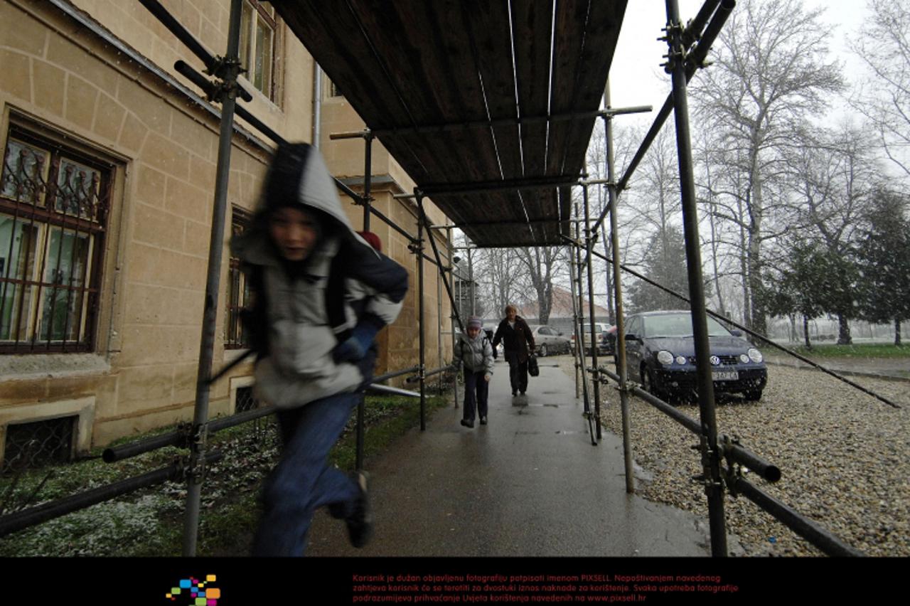 '09.12.2010., Pribislavec- Pravobraniteljica za djecu Mila Jelavic posjetila osnovnu skolu Pribislavec, u kojoj djeca pohadjaju nastavu u nemogucim uvjetima. Na ulazu u skolu vec godinu dana stoje ske