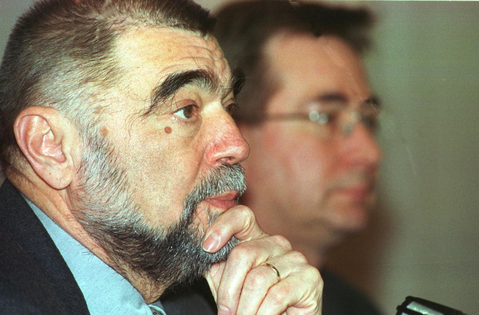 Izbori 2000. godine bili su prvi u kojima smo imali drugi krug u koji su ušli Stjepan Mesić i Dražen Budiša. Mesić je u drugom krugu dobio 56 posto glasova (1,433,372 glasova), a Budiša 44 posto (1,125,969 glasova). U prvom krugu treći je bio Mate Granić. 