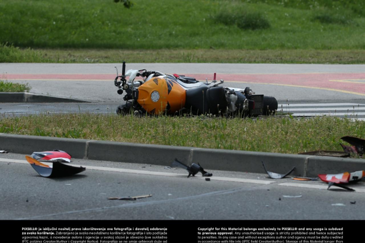 '09.04.2013., Zagreb - U prometnoj nesreci koja se u Sarajevskoj ulici dogodila oko 13 sati ozlijedjen je vozac motocikla. Photo: Marko Lukunic/PIXSELL'