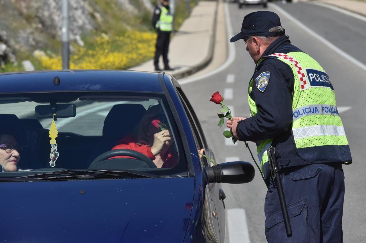 Šibenski policajici pripadnice ženskog spola u prometu darovali ružama