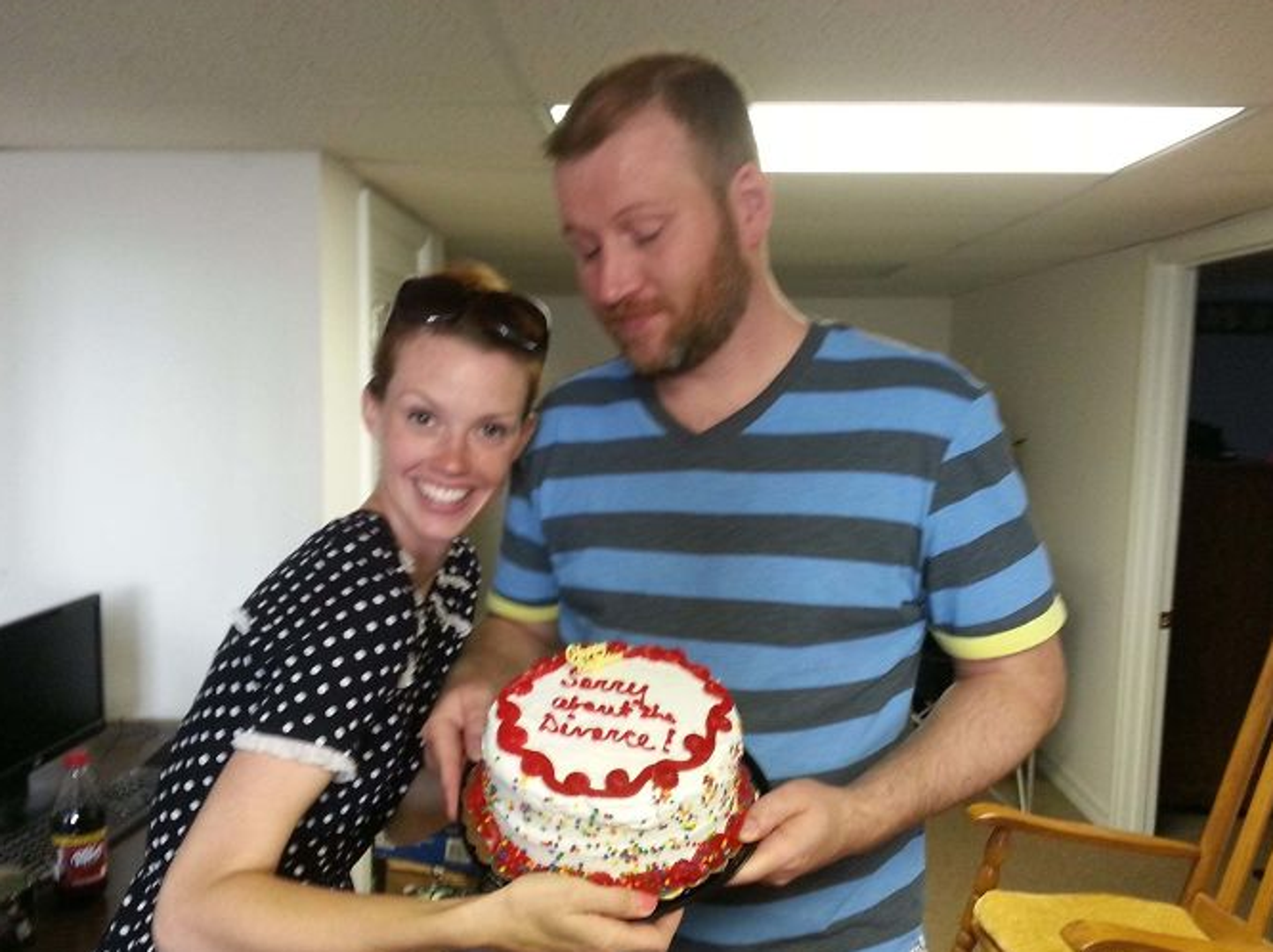 Iako su pred rastavom braka, odlučila mu je doći čestitati rođendan i donijeti tortu na koju je napisala prigodan tekst: "Oprosti zbog rastave!"