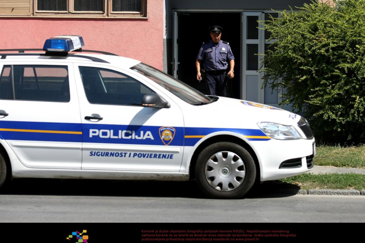 '15.08.2012., Osijek - U ulici Kralja Petra Svacica policija je intervenirala na poziv stanara zbog strasnog smrada koji se sirio zgradom i pronasla raspadnuto musko tijelo. Ocevid je u tijeku.  Photo
