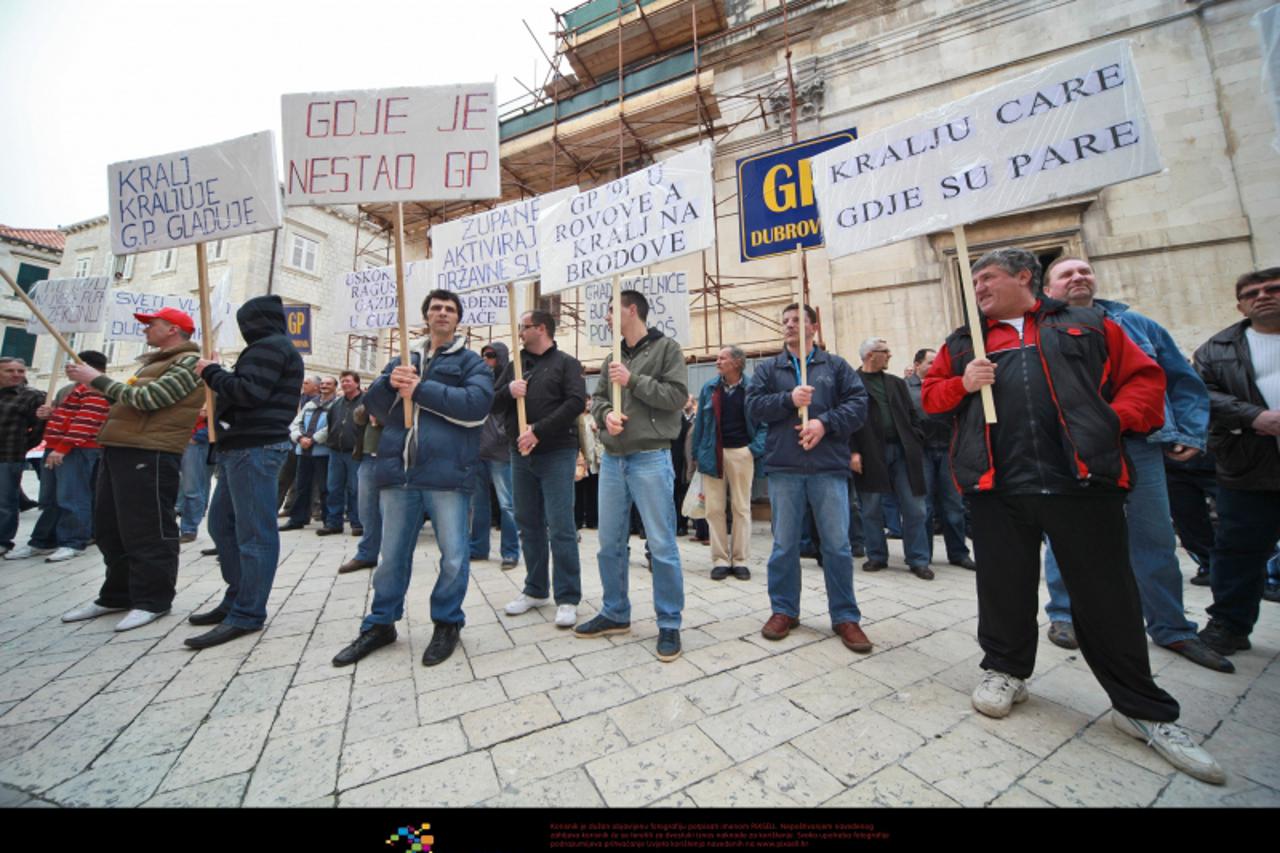'03.03.2010., Dubrovnik - Radnici GP-a Dubrovnik prosvjedovali su pred Gradskom vijecnicom. Prosvjednici su najprije zapalili svijece u crkvici sv. Josipa u Ulici od puca i potom pred Vijecnicu dosli 