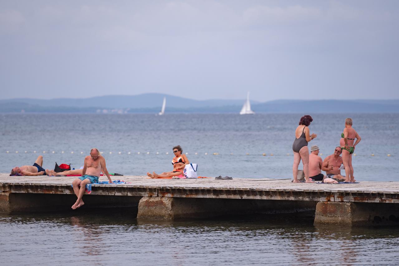 Unatoč poodmaklom ljetu na zadarskim plažama i dalje ima turista