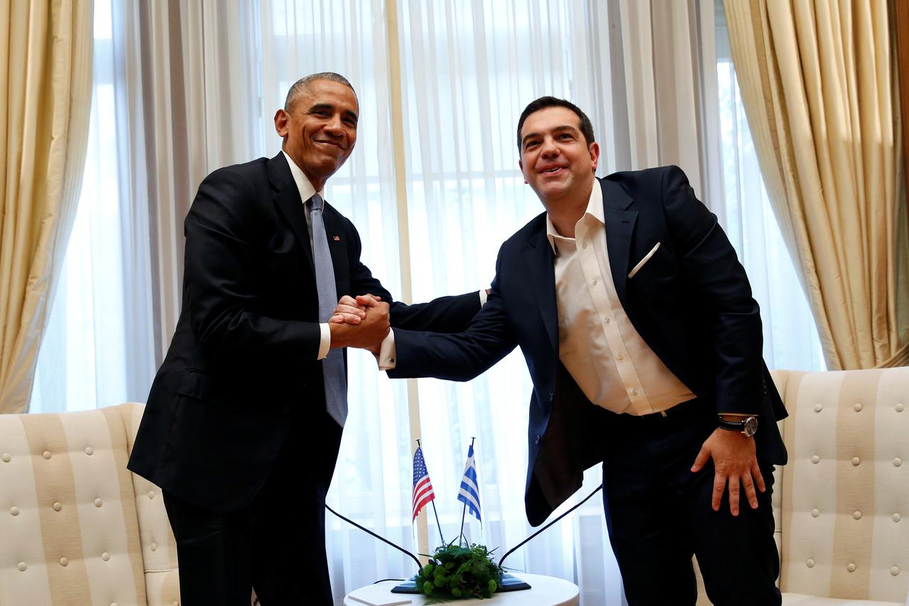 U.S. President Barack Obama shakes hands with Greek Prime Minister Alexis Tsipras during their meeting at Maximos Palace in Athens, Greece November 15, 2016.   REUTERS/Kevin Lamarque      TPX IMAGES OF THE DAY