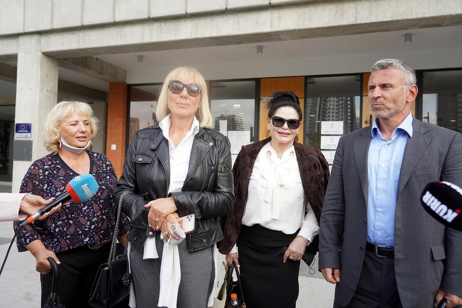 Mirjana Antonovic, a woman who claims to have a son, Devin, with singer Miroslav Ilic, whom he refuses to officially acknowledge, is leaving the Palace of Justice, where litigation is underway to prove paternity. Mirjana Antonovic.

Mirjana Antonovic, zen