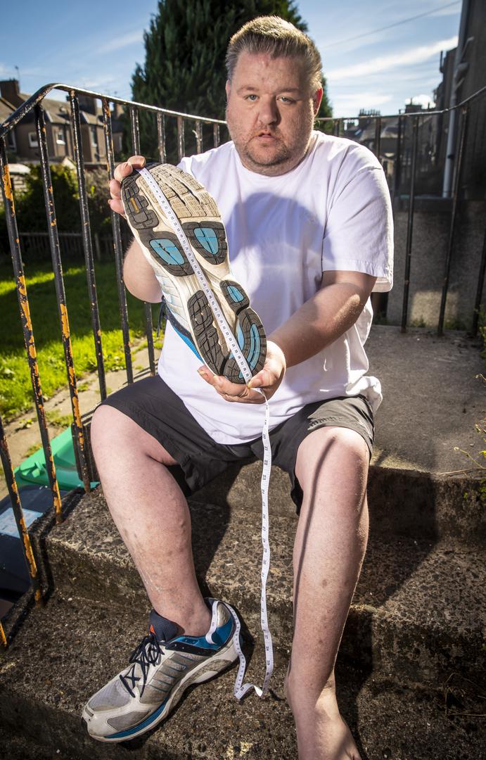Ovaj bivši zaštitar prešao je cijelu Škotsku u potrazi za krojačem koji bi mu napravio cipele po mjeri, ali bezuspješno. 