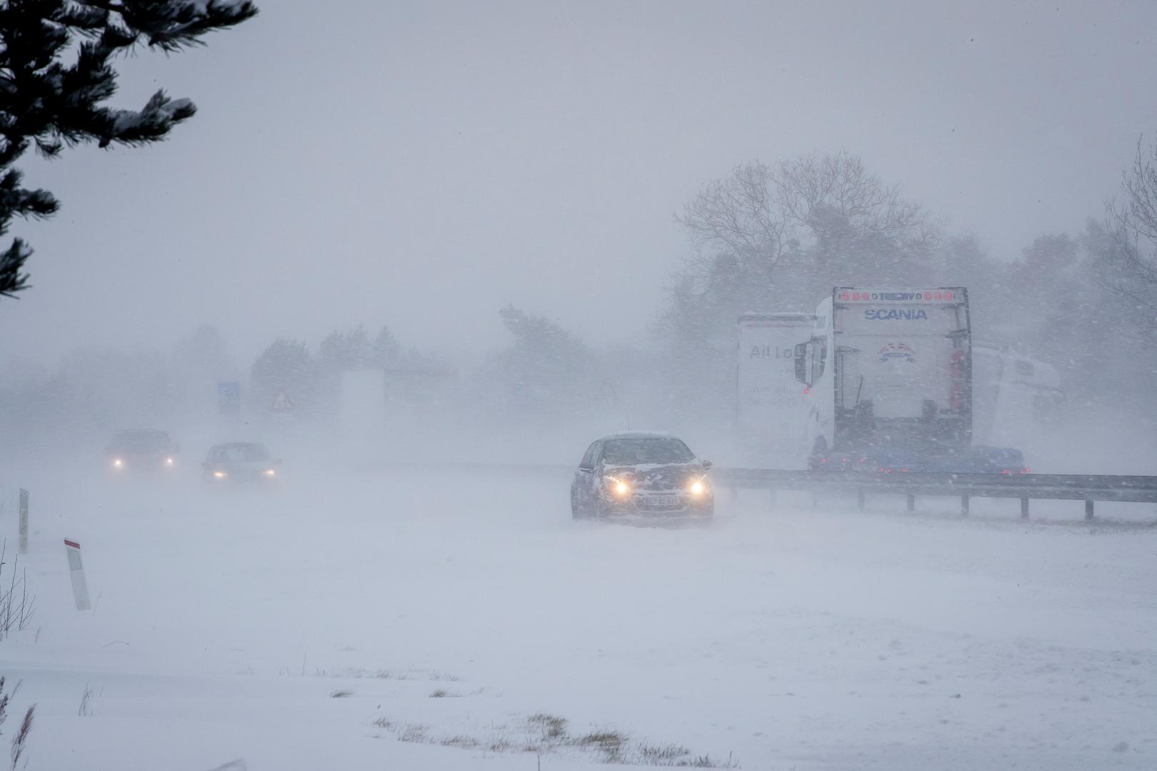 U Danskoj je policija pozvala vozače da izbjegavaju nepotrebna putovanja s obzirom na to da su vjetar i snijeg zahvatili sjeverne i zapadne dijelove zemlje.