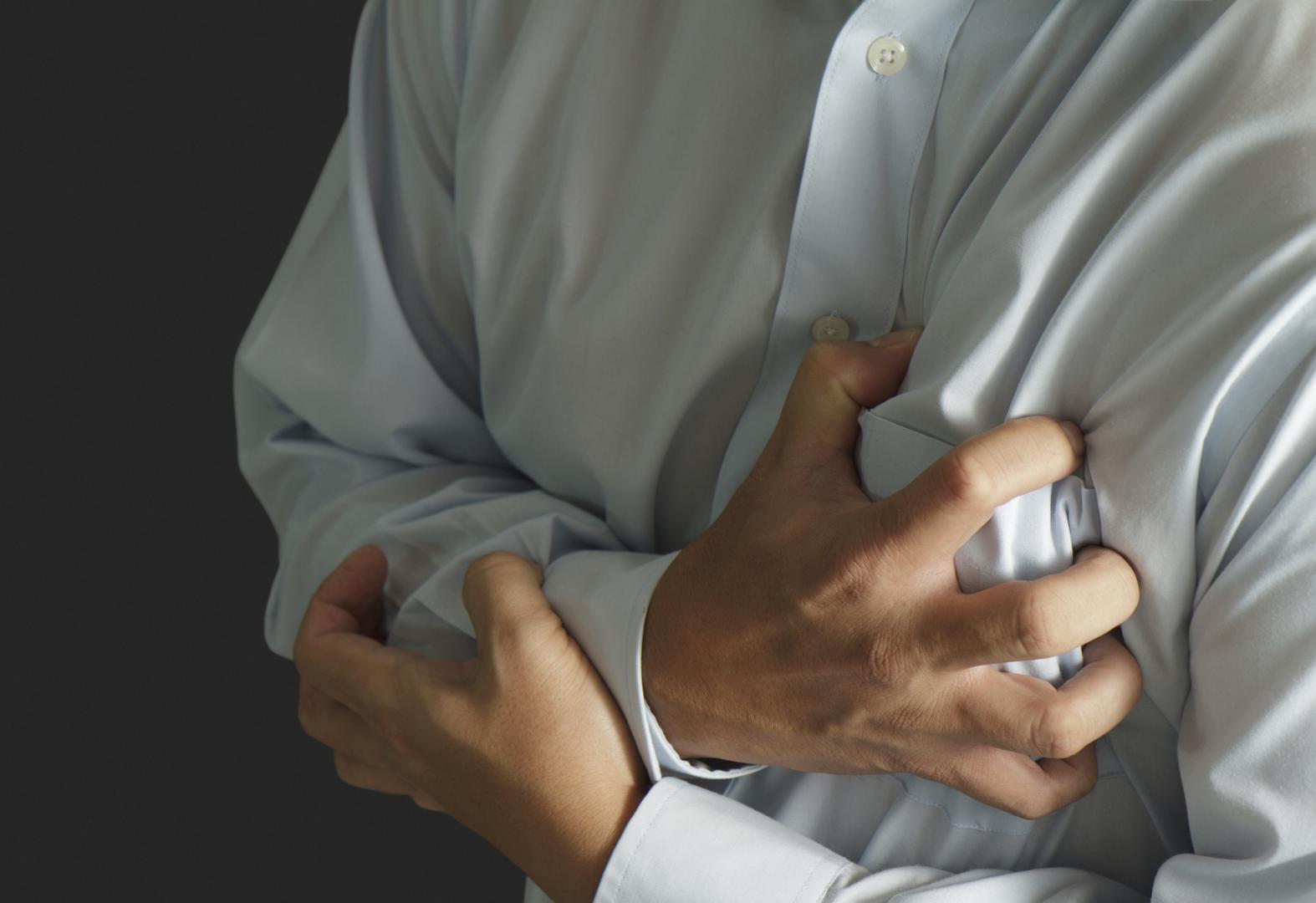 Snažan bol u prsima jedan je od najprepoznatljivijih simptoma srčanog udara. U Hrvatskoj od iznenadne srčane smrti godišnje umire čak 9000 građana, a kardiovaskularne bolesti najčešći su uzrok smrtnosti i u svijetu.