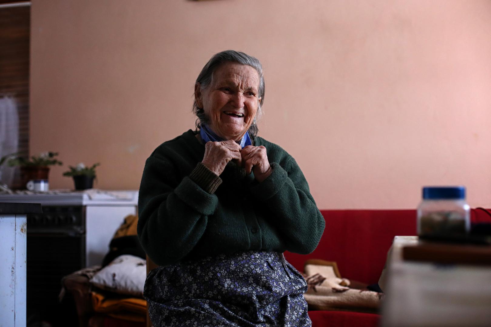 U selu Nježići u kući na rubu šume živi samo jedna stanovnica, 81-godišnja Danica Radivojević. Obilazi ju lovac Luka