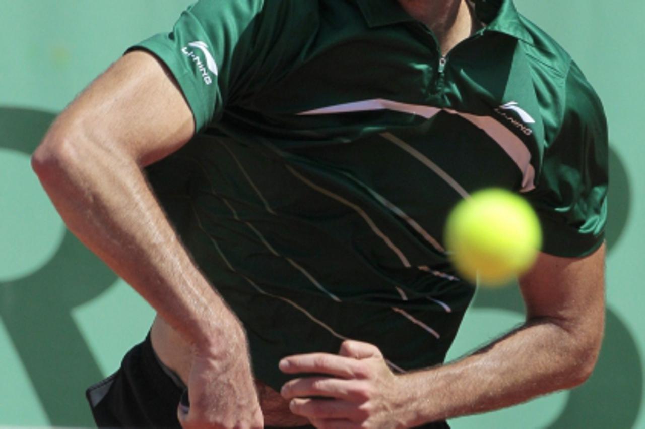 \'Croatia\'s Ivo Karlovic serves to Argentina\'s Juan-Martin Del Potro during their Men\'s first round match in the French Open tennis championship at the Roland Garros stadium, on May 23, 2011, in Pa
