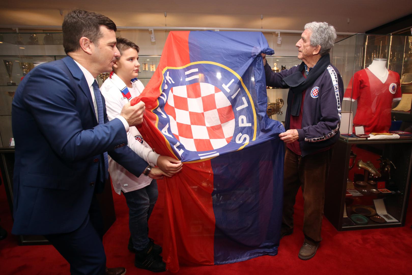 Na početku se nazočnima obratio predsjednik Uprave Hajduka, Jasmin Huljaj, koji je istaknuo veličinu Frane Matošića u povijesti Hajduka te zahvalio obitelji posebno unuku Frani Spainu, što su odlučili da se Franini trofeji izlože u klupskoj trofejnoj Sali. 

