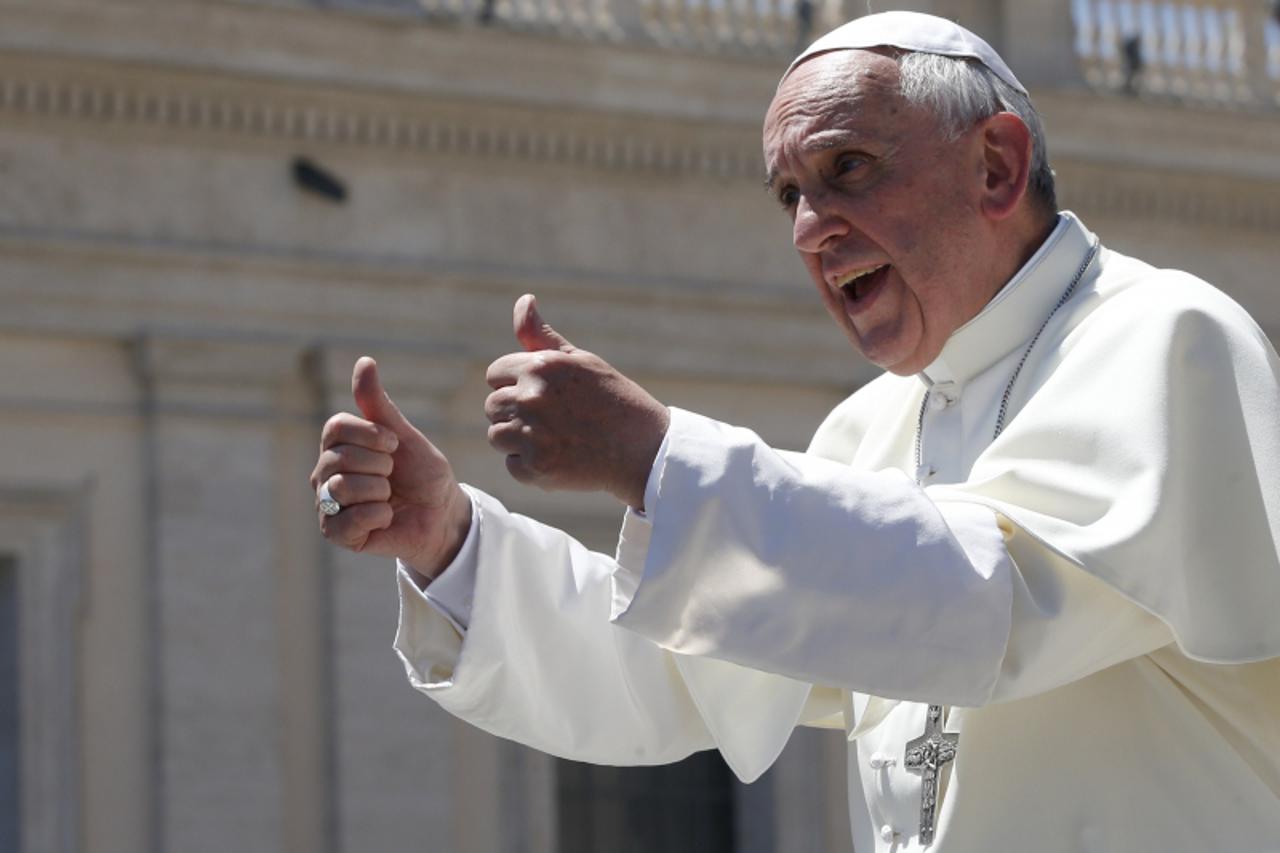 'Pope Francis gives the thumbs up during the weekly audience in Saint Peter's Square at the Vatican June 12, 2013.   REUTERS/Tony Gentile (VATICAN - Tags: RELIGION)'