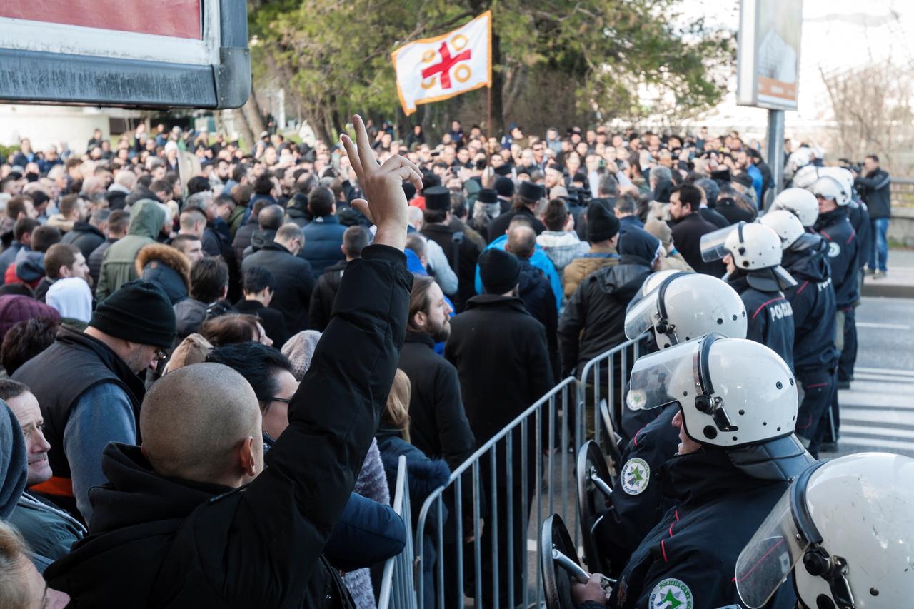 Policija je blokirala centar Podgorice oko parlamenta uoči glasanja o zakonu