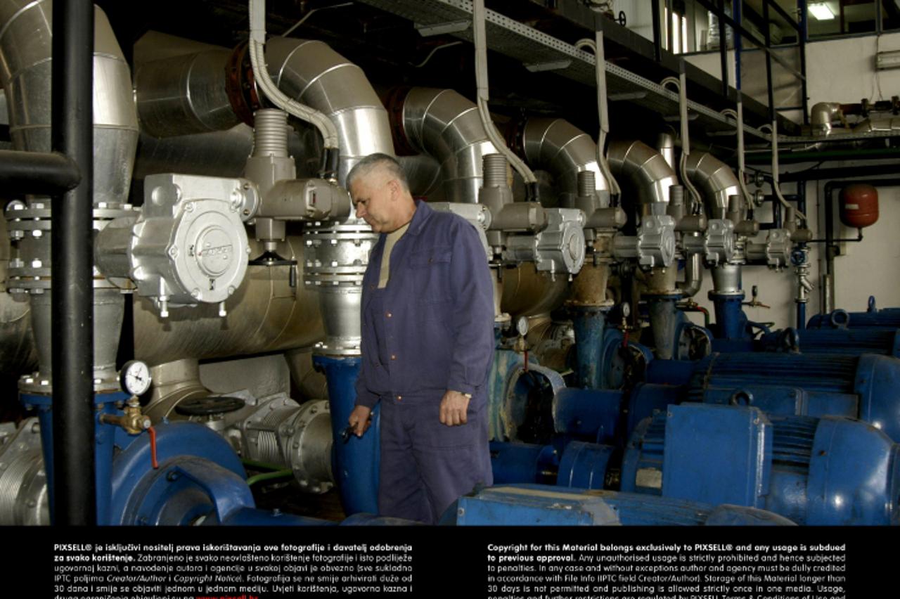 '07.01.2009., Karlovac - Toplana je jucer prvi put osjetila posljedice energetske krize, posebice plinske, zbog poznatih problema s dobavom plina iz Rusije. Dotok plina smanjen je, ovoj tvrtki, za 70 