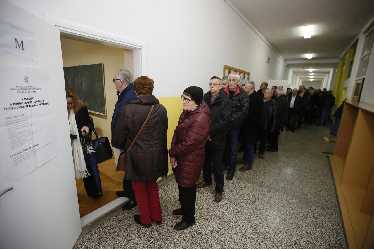 Velik broj glasača okupio se na biračkom mjestu u Mostaru