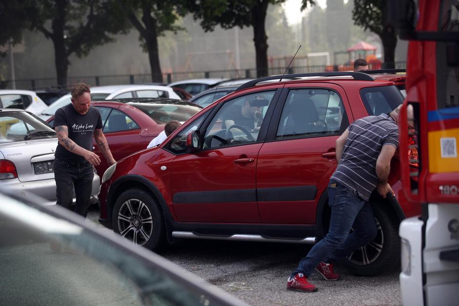 Zagreb: Gori objekt na Krugama,građani micali automobile kako bi vatrogasci mogli proći 