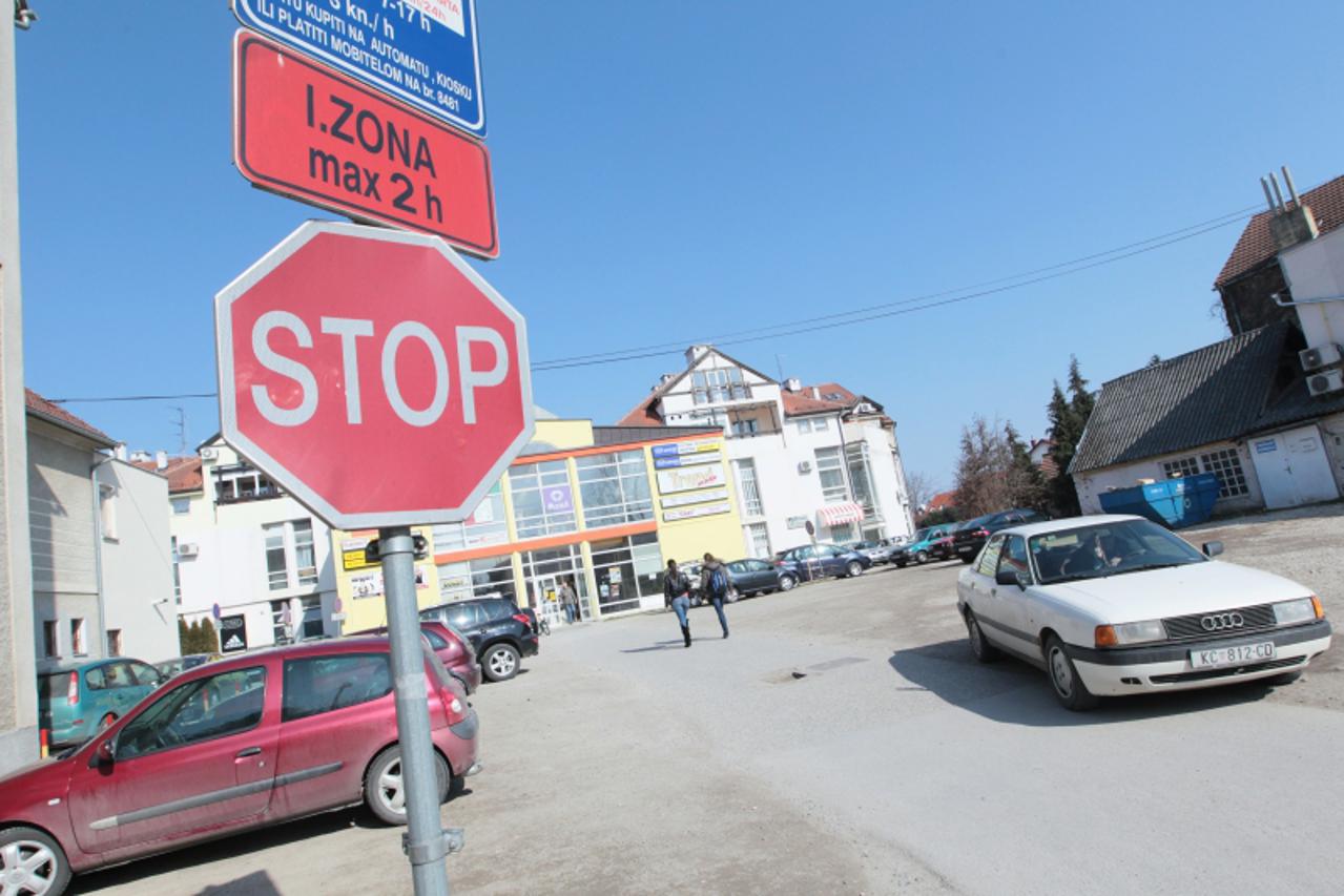 '09.03.2011., Koprivnica - Parkiraliste ispred trgovackog centra Martinovka u sredistu grada. Photo: Marijan Susenj'