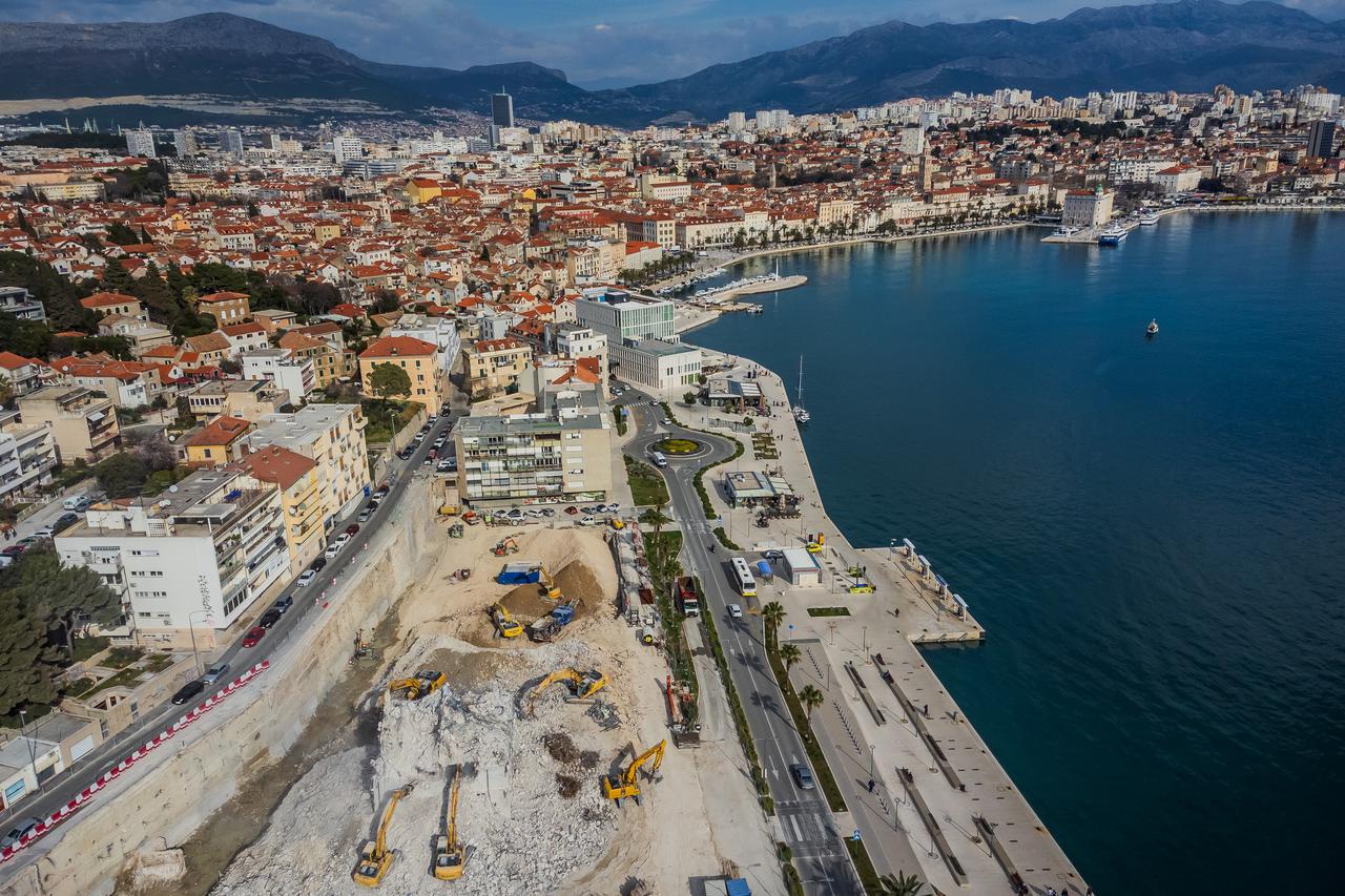 Pogled iz zraka na sravnjeni hotel Marjan, nekadašnji simbol Splita